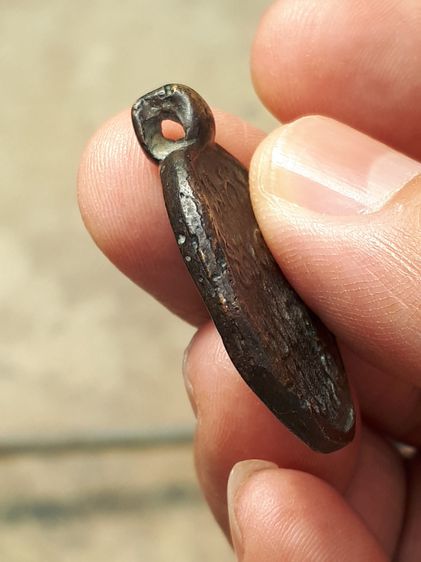 เหรียญหล่อโบราณ รุ่นแรก หลวงพ่อห้อง วัดช่องลม ราชบุรี ปี 2465 จัดสร้างออกมาน้อยมากๆจำนวนการสร้างไม่น่าจะเกิน 1000 เหรียญ เนื้อทองผสม เนื้อทอ รูปที่ 4