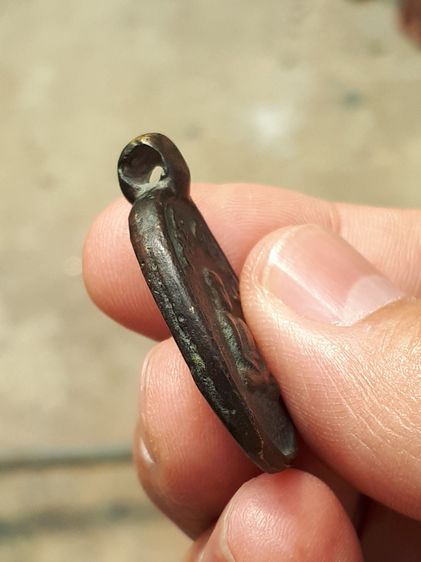 เหรียญหล่อโบราณ รุ่นแรก หลวงพ่อห้อง วัดช่องลม ราชบุรี ปี 2465 จัดสร้างออกมาน้อยมากๆจำนวนการสร้างไม่น่าจะเกิน 1000 เหรียญ เนื้อทองผสม เนื้อทอ รูปที่ 5