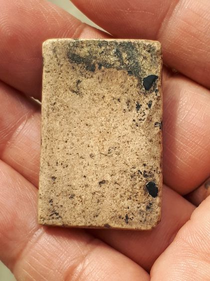 พระสมเด็จวัดระฆัง รุ่นแรก พิมพ์ใหญ่ หลวงวิจิตรนฤมล เนื้อผง เนื้อแก่ผงพุทธคุณ ปริ หด แห้งตามกาลเวลา คราบรักยางไม้ มีให้เห็นกระจายทั่วองค์พระ  รูปที่ 2