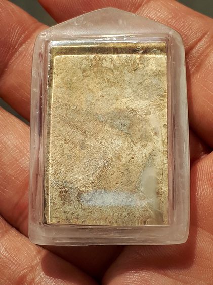 พระสมเด็จ พิมพ์ใหญ่ เนื้อผง หนึกเนียน ผิวพรรณขององค์พระเปิดทั้งด้านหน้าและด้านหลัง เห็นพื้นผิว มวลสาร พื้นผิวพระต้องปรากฏรอยยุบ รอยหดตัว รอย รูปที่ 4