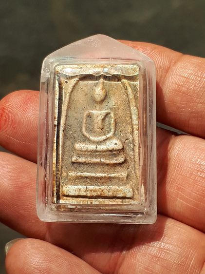 พระสมเด็จ พิมพ์ใหญ่ วัดระฆัง ปี 2415 เนื้อผง หนึกเนียน ผิวพรรณขององค์พระเปิดทั้งด้านหน้าและด้านหลัง เห็นพื้นผิว มวลสาร พื้นผิวพระต้องปรากฏรอ รูปที่ 2