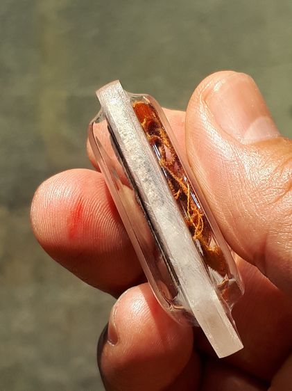 พระสมเด็จ พิมพ์ใหญ่ วัดระฆัง ปี 2415 เนื้อผง หนึกเนียน ผิวพรรณขององค์พระเปิดทั้งด้านหน้าและด้านหลัง เห็นพื้นผิว มวลสาร พื้นผิวพระต้องปรากฏรอ รูปที่ 4