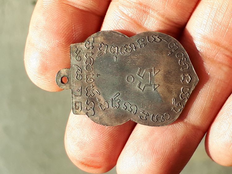 เหรียญหลวงพ่อหินใหญ่ เขื่อนเจ้าพระยา(วัดกรุณา) ชัยนาท รุ่นแรก 2479 พิมพ์นิยม หลังแอ่ง เนื้ออาปาก้า เนื้อสวย คม สวยแบบหูตากระพริบ ตัวจริงคมม รูปที่ 10