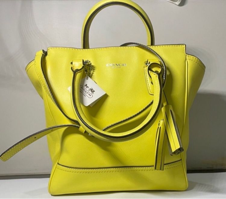 COACH mini ใหม่ไม่เคยใช้  กระเป๋าcrossbody สุดชิค สีหายาก กระเป๋าใหม่ซื้อมาไม่เคยใช้ราคาพิเศษ 7,900 บาท สภาพดี สีlemon รูปที่ 3