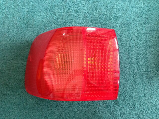 ไฟท้ายดวงนอกหลังซ้าย Audi A80 ปี 92-95 ของแท้ HELLA ผลิต เก่านอกสภาพสวยมีตำหนิจากการขนส่งนิดหน่อย และฝาพลาสติกปิดช่องในกันชนหน้าข้างซ้าย รูปที่ 2