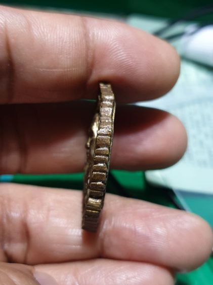 เหรียญหล่อฉีดรุ่นแรกหลวงพ่อดำ วัดตุยง ร.ศ. 200 ปี 2525พิมพ์ใหญ่ ทันหลวงพ่อครับ รูปที่ 7
