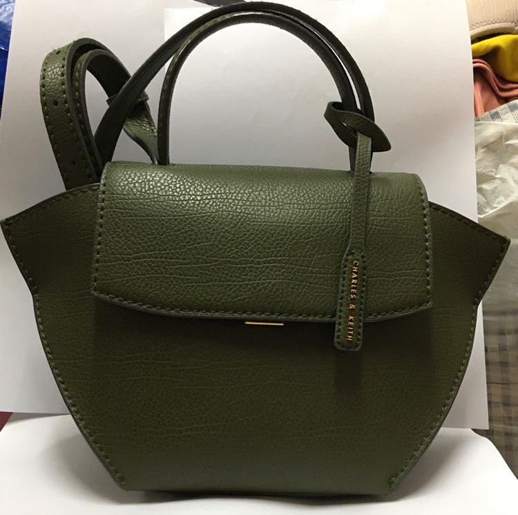 กระเป๋าสะพาย CHARLES KEITH แท้ 💯 รูปที่ 2