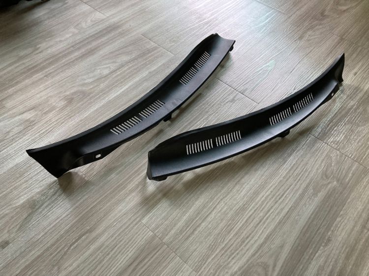 อะไหล่ Benz คอจิ้งหรีด ปิดรางน้ำกระจกหน้า โฉม W210 E-Class Part no. 2108310958 และ 2108311058