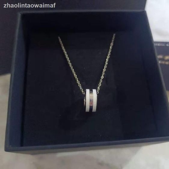 สร้อยคอ DW ที่มาพร้อมดีไซน์อันงามสง่าออกแบบมาให้สวมใส่เป็นเครื่องประดับในชีวิตประจำวัน  สร้อยคอมีวางจำหน่ายเพียงขนาดเดียว แต่สามารถปรับความยาวได้ตั้งแต่ 45 ซม. ถึง 49 ซม. โดยใช้ห่วงปรับขนาดได้ถึงสามวง รูปที่ 5