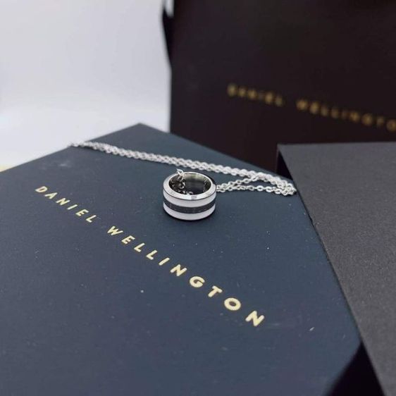 สร้อยคอ DW ที่มาพร้อมดีไซน์อันงามสง่าออกแบบมาให้สวมใส่เป็นเครื่องประดับในชีวิตประจำวัน  สร้อยคอมีวางจำหน่ายเพียงขนาดเดียว แต่สามารถปรับความยาวได้ตั้งแต่ 45 ซม. ถึง 49 ซม. โดยใช้ห่วงปรับขนาดได้ถึงสามวง รูปที่ 15