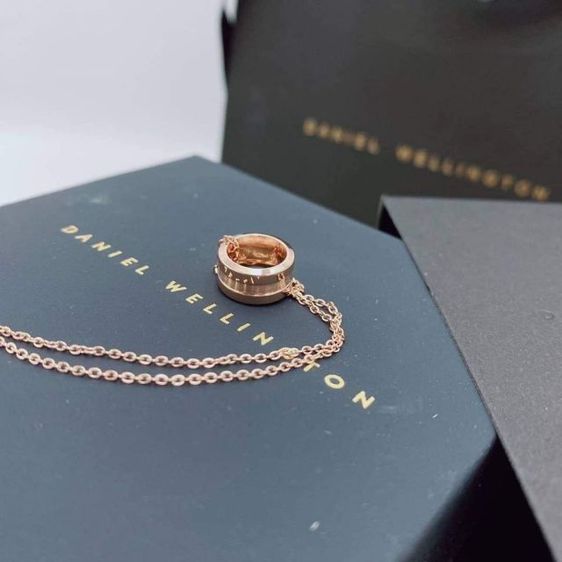 สร้อยคอ DW ที่มาพร้อมดีไซน์อันงามสง่าออกแบบมาให้สวมใส่เป็นเครื่องประดับในชีวิตประจำวัน  สร้อยคอมีวางจำหน่ายเพียงขนาดเดียว แต่สามารถปรับความยาวได้ตั้งแต่ 45 ซม. ถึง 49 ซม. โดยใช้ห่วงปรับขนาดได้ถึงสามวง รูปที่ 14