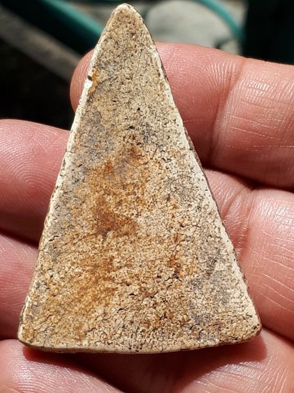 พระกรุวัดสามปลื้ม พิมพ์สามเหลี่ยมใหญ่ เนื้อผง มีคราบกรุ สวย สมบูรณ์ แท้ เก่า หายาก  วัดสามปลื้ม หรือ วัดจักรวรรดิราชาวาส พิมพ์สามเหลี่ยมใหญ่ รูปที่ 2