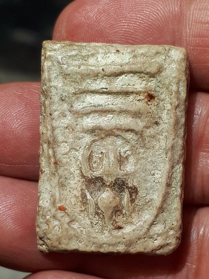 พระสมเด็จบางขุนพรหม พิมพ์สังฆาฏิ มีหู วัดบางขุนพรหม กรุงเทพมหานคร ปี 24xx เนื้อผงพุทธคุณ มวลสารครบ จัด ละเอียด ผิวมัน ฉ่ำ หลังเรียบ รูปทรงสว รูปที่ 8