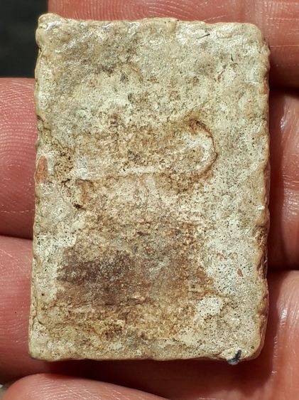 พระสมเด็จบางขุนพรหม พิมพ์สังฆาฏิ มีหู วัดบางขุนพรหม กรุงเทพมหานคร ปี 24xx เนื้อผงพุทธคุณ มวลสารครบ จัด ละเอียด ผิวมัน ฉ่ำ หลังเรียบ รูปทรงสว รูปที่ 3