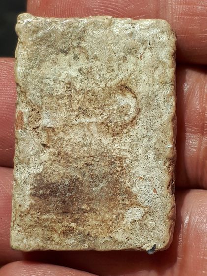 พระสมเด็จบางขุนพรหม พิมพ์สังฆาฏิ มีหู วัดบางขุนพรหม กรุงเทพมหานคร ปี 24xx เนื้อผงพุทธคุณ มวลสารครบ จัด ละเอียด ผิวมัน ฉ่ำ หลังเรียบ รูปทรงสว รูปที่ 2