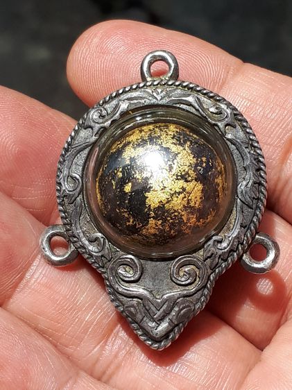 ลูกอม ปิดทอง เนื้อโลหะ ขนาด 1 นิ้ว ทองสีจืด มีน้ำหนัก เก่า แท้ แปลก หายาก เลี่ยมตลับเงินยกซุ้ม 3 หูอย่างสวย ไม่รู้ที่ รูปที่ 8