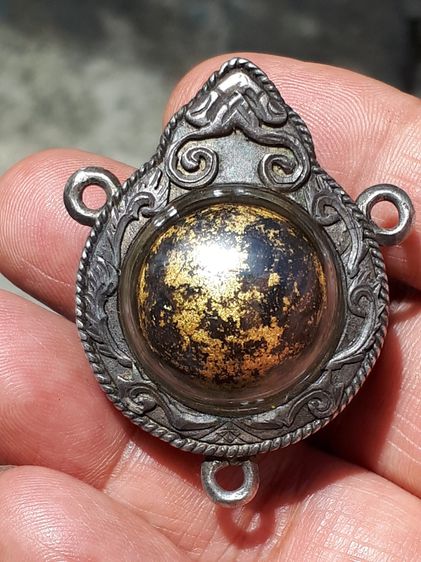 ลูกอม ปิดทอง เนื้อโลหะ ขนาด 1 นิ้ว ทองสีจืด มีน้ำหนัก เก่า แท้ แปลก หายาก เลี่ยมตลับเงินยกซุ้ม 3 หูอย่างสวย ไม่รู้ที่ รูปที่ 2