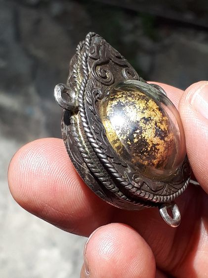 ลูกอม ปิดทอง เนื้อโลหะ ขนาด 1 นิ้ว ทองสีจืด มีน้ำหนัก เก่า แท้ แปลก หายาก เลี่ยมตลับเงินยกซุ้ม 3 หูอย่างสวย ไม่รู้ที่ รูปที่ 5