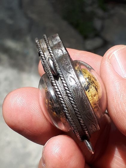 ลูกอม ปิดทอง เนื้อโลหะ ขนาด 1 นิ้ว ทองสีจืด มีน้ำหนัก เก่า แท้ แปลก หายาก เลี่ยมตลับเงินยกซุ้ม 3 หูอย่างสวย ไม่รู้ที่ รูปที่ 4