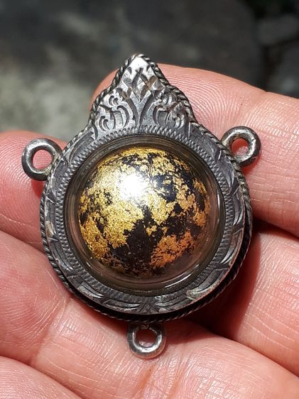 ลูกอม ปิดทอง เนื้อโลหะ ขนาด 1 นิ้ว ทองสีจืด มีน้ำหนัก เก่า แท้ แปลก หายาก เลี่ยมตลับเงินยกซุ้ม 3 หูอย่างสวย ไม่รู้ที่ รูปที่ 3