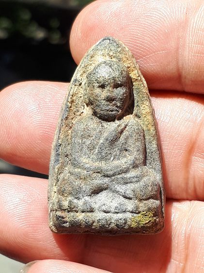 พระหลวงพ่อทวด เนื้อว่าน พิมพ์ใหญ่ ไหล่จุดหูขีด นิยม ปี2497 จ.ปัตตานี ด้านหลังเรียบ เนื้อเทาดำ ดินกากยายักษ์ แห้ง เหี่ยว ผิวเดิมๆ แร่จม เป็นธ