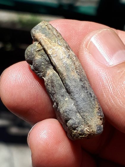 พระหลวงพ่อทวด เนื้อว่าน พิมพ์ใหญ่ ไหล่จุดหูขีด นิยม ปี2497 จ.ปัตตานี ด้านหลังเรียบ เนื้อเทาดำ ดินกากยายักษ์ แห้ง เหี่ยว ผิวเดิมๆ แร่จม เป็นธ รูปที่ 3