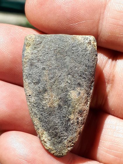 พระหลวงพ่อทวด เนื้อว่าน พิมพ์ใหญ่ ไหล่จุดหูขีด นิยม ปี2497 จ.ปัตตานี ด้านหลังเรียบ เนื้อเทาดำ ดินกากยายักษ์ แห้ง เหี่ยว ผิวเดิมๆ แร่จม เป็นธ รูปที่ 7