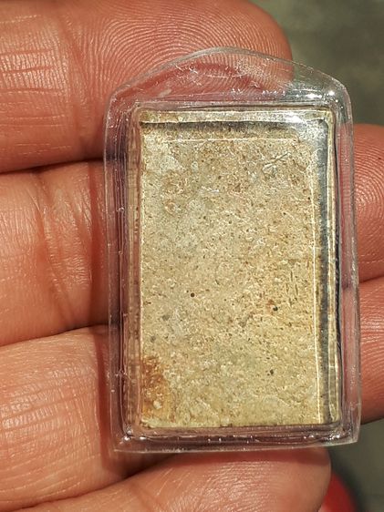 พระสมเด็จ พิมพ์อกครุฑเล็ก เนื้อผง มวลสารครบ จัด ละเอียด ผิวมัน ฉ่ำ หลังเรียบ รูปทรงสวย งดงาม ขอบไม่คม แห้ง เหี่ยว ยุบย่น เนื้อหามวลสารของพระ รูปที่ 4