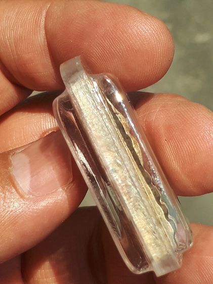 พระสมเด็จ พิมพ์อกครุฑเล็ก เนื้อผง มวลสารครบ จัด ละเอียด ผิวมัน ฉ่ำ หลังเรียบ รูปทรงสวย งดงาม ขอบไม่คม แห้ง เหี่ยว ยุบย่น เนื้อหามวลสารของพระ รูปที่ 5