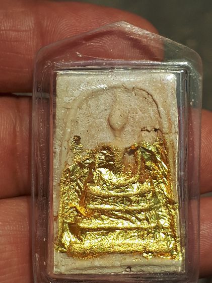 พระสมเด็จ พิมพ์ใหญ่ ปิดทอง เนื้อผง มวลสารครบ จัด ละเอียด ผิวมัน ฉ่ำ หลังเรียบ รูปทรงสวย งดงาม ขอบไม่คม แห้ง เหี่ยว ยุบย่น เนื้อหามวลสารของพร รูปที่ 3