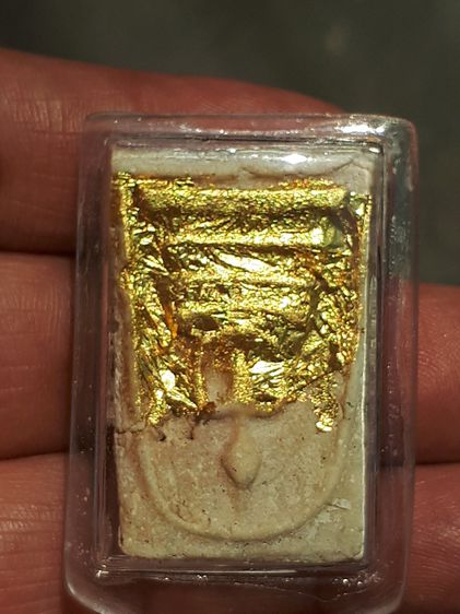 พระสมเด็จ พิมพ์ใหญ่ ปิดทอง เนื้อผง มวลสารครบ จัด ละเอียด ผิวมัน ฉ่ำ หลังเรียบ รูปทรงสวย งดงาม ขอบไม่คม แห้ง เหี่ยว ยุบย่น เนื้อหามวลสารของพร รูปที่ 6