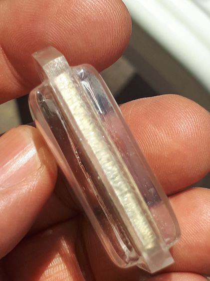 พระสมเด็จ พิมพ์เจดีย์ เนื้อผง มีเม็ดดินกำแพงตรงกลางมือ มวลสารครบ จัด ละเอียด ผิวมัน ฉ่ำ หลังเรียบ รูปทรงสวย งดงาม ขอบไม่คม แห้ง เหี่ยว ยุบย่ รูปที่ 4