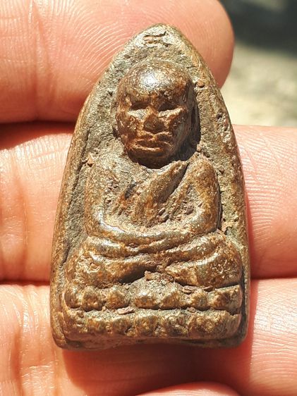 พระหลวงปู่ทวด พิมพ์ใหญ่ ไหล่จุดหูขีด นิยม เนื้อว่าน ปี 2497 ด้านหลังเรียบ เนื้อเทาดำ ดินกากยายักษ์ แห้ง เหี่ยว มีน้ำหนัก ผิวเดิมๆ แร่จม เป็น รูปที่ 3