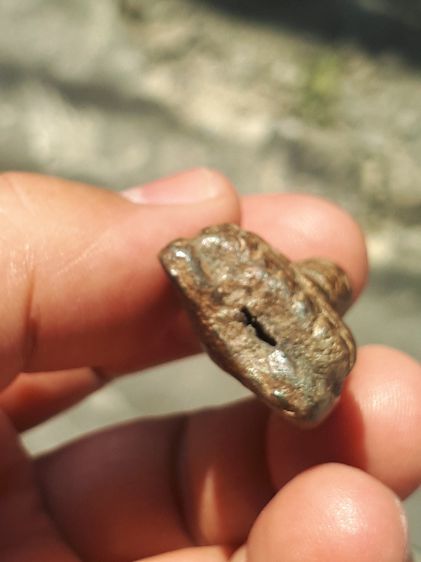 พระหลวงปู่ทวด พิมพ์ใหญ่ ไหล่จุดหูขีด นิยม เนื้อว่าน ปี 2497 ด้านหลังเรียบ เนื้อเทาดำ ดินกากยายักษ์ แห้ง เหี่ยว มีน้ำหนัก ผิวเดิมๆ แร่จม เป็น รูปที่ 6