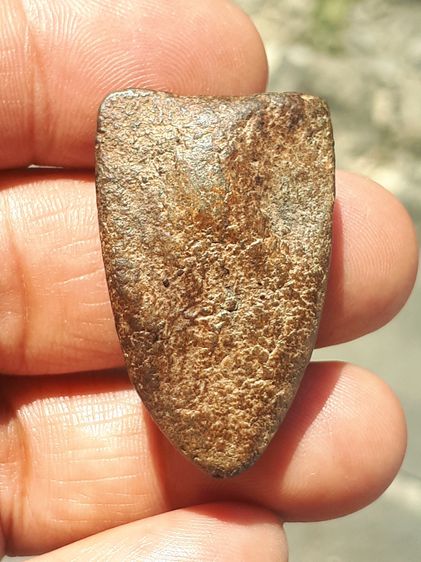 พระหลวงปู่ทวด พิมพ์ใหญ่ ไหล่จุดหูขีด นิยม เนื้อว่าน ปี 2497 ด้านหลังเรียบ เนื้อเทาดำ ดินกากยายักษ์ แห้ง เหี่ยว มีน้ำหนัก ผิวเดิมๆ แร่จม เป็น รูปที่ 9