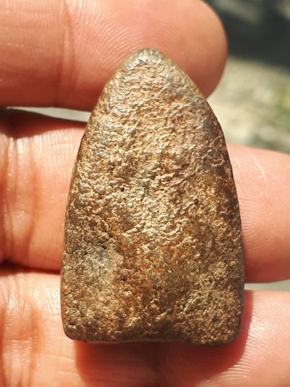 พระหลวงปู่ทวด พิมพ์ใหญ่ ไหล่จุดหูขีด นิยม เนื้อว่าน ปี 2497 ด้านหลังเรียบ เนื้อเทาดำ ดินกากยายักษ์ แห้ง เหี่ยว มีน้ำหนัก ผิวเดิมๆ แร่จม เป็น รูปที่ 4