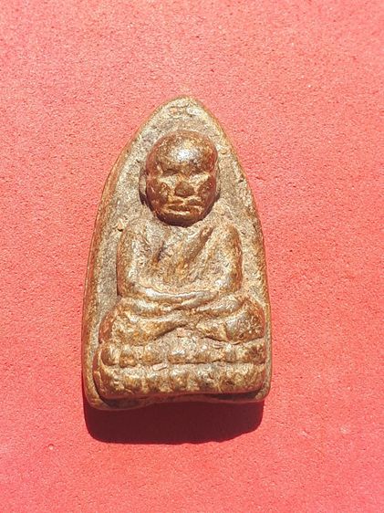 พระหลวงปู่ทวด พิมพ์ใหญ่ ไหล่จุดหูขีด นิยม เนื้อว่าน ปี 2497 ด้านหลังเรียบ เนื้อเทาดำ ดินกากยายักษ์ แห้ง เหี่ยว มีน้ำหนัก ผิวเดิมๆ แร่จม เป็น