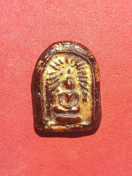 พระพิมพ์ซุ้มรัศมี เนื้อผง ลงรักปิดทอง หลวงปู่บุญ วัดกลางบางแก้ว หลังยันต์เฑาะว์ (เป็นยันต์แก้วสารพัดนึก) ในสายวัดกลางบางแก้วมักใช้ยันต์นี้ปร