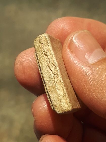 พระสมเด็จไกเซอร์ พิมพ์คะแนน วัดระฆัง รุ่นแรก ขนาดกว้าง 2.2 ซม. สูง 3 ซม เนื้อผง ผิวออกเหลือง ผิวมัน แห้ง เหี่ยว พระหนา เก่าสวยสมบูรณ์ ไม่หัก รูปที่ 3