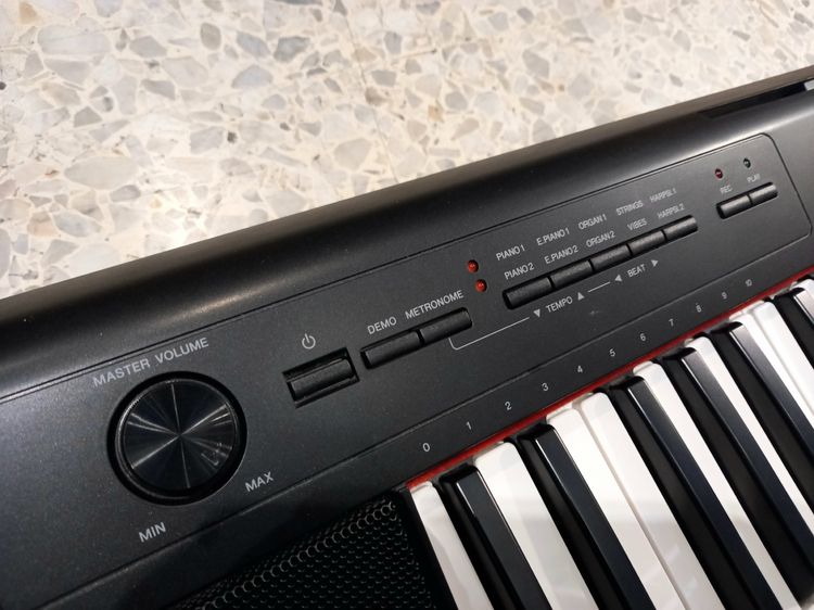 Yamaha NP-12 คีย์บอร์ด 61 Keys สภาพสวย พร้อมกล่องคู่ตัวอย่างดี ใช้ฝึกซ้อมเล่น ใส่ถ่านได้ พกพาสะดวก มีเสียงให้เลือกใช้งานได้เลย (ฟรี) รูปที่ 3