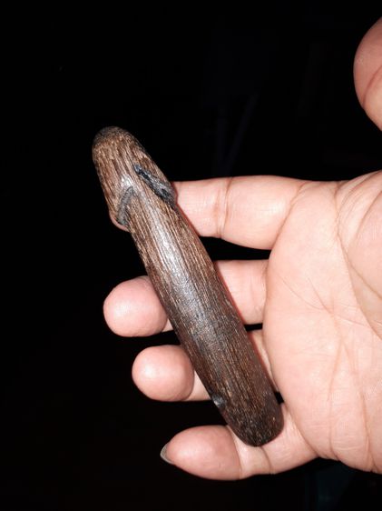 ปลัดขิก หลวงพ่ออี๋ สัตหีบ ไม้ตาล ยาว 4 นิ้ว มีน้ำหนักเบา แห้ง มัน ไม่มีคมมือ ฝีมือการแกะมีเอกลักษณ์ สวยสมบูรณ์ สภาพสมบูรณ์ เก่ามากๆ แท้ หายา รูปที่ 2