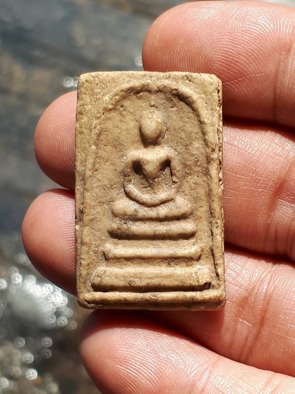 พระสมเด็จ พิมพ์ใหญ่ หลังเรียบลายกาบหมาก ขอบแตกปริ เนื้อผง แห้ง ละเอียด แตกลาน มวลสารครบ สวย งดงาม แห้ง เหี่ยว ยุบย่น เนื้อหามวลสารของพระสมเด