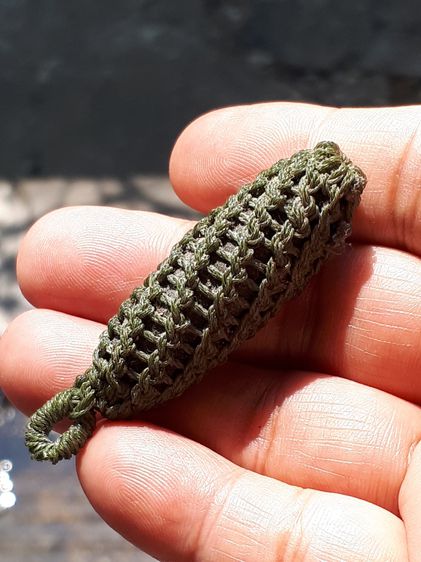 เครี่องราง ถักเชือก มีหูห้อย ขนาดยาว 2 นิ้ว ทรงรี มีน้ำหนัก อย่างสวย ไม่รู้ที่       เครี่องรางชิ้นนี้ ไม่รู้ว่าเป็นเหล็กไหล หรือคต ไม่แน่ใจ รูปที่ 5