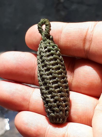 เครี่องราง ถักเชือก มีหูห้อย ขนาดยาว 2 นิ้ว ทรงรี มีน้ำหนัก อย่างสวย ไม่รู้ที่       เครี่องรางชิ้นนี้ ไม่รู้ว่าเป็นเหล็กไหล หรือคต ไม่แน่ใจ รูปที่ 4