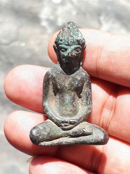 พระบูชา สนิมหยกศิลปทวาราวดี เนื้อสำริด หน้าตัก 1 นิ้ว สูง 2 นิ้ว ผิวเดิม สวยสมบูรณ์ เก่าสวยเดิมๆ แท้ หายาก  ขนาดแขวนคอได้ครับ รูปที่ 5