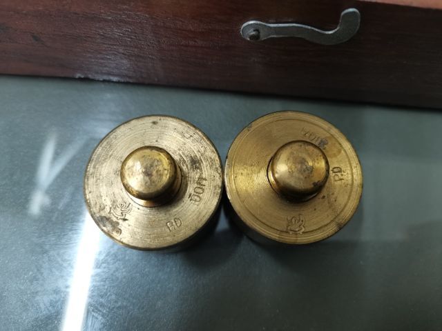 (4910) ชุดลูกตุ้มน้ำหนักทองเหลือง มีตอกรูปครุฑพร้อมกล่องไม้ รูปที่ 7