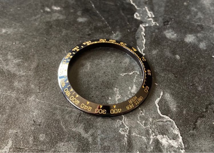 ขอบ BEZEL CERAMIC ROLEX DAYTONA ตัวเลขสีเหลืองทอง 40mm. ใส่กับ ROLEX DAYTONA เรือนทอง หรือ สองกษัตริย์ Daytona SS รูปที่ 3