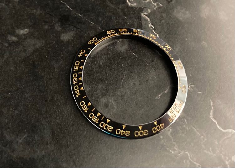 ขอบ BEZEL CERAMIC ROLEX DAYTONA ตัวเลขสีเหลืองทอง 40mm. ใส่กับ ROLEX DAYTONA เรือนทอง หรือ สองกษัตริย์ Daytona SS รูปที่ 2