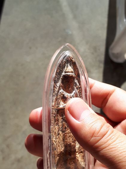 พระร่วงหลังรางปืน พิมพ์ใหญ่ฐานสูง เนื้อตะกั่ว จ.สุโขทัย อายุกว่า 800 ปี สูง 9 ซม.กว้างราว 3 ซม.พระองค์นี้มีหน้ามีตา มีรอยปริลานเหมือนใยแมงมุ รูปที่ 11