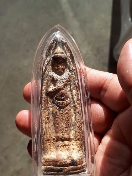 พระร่วงหลังรางปืน พิมพ์ใหญ่ฐานสูง เนื้อตะกั่ว จ.สุโขทัย อายุกว่า 800 ปี สูง 9 ซม.กว้างราว 3 ซม.พระองค์นี้มีหน้ามีตา มีรอยปริลานเหมือนใยแมงมุ รูปที่ 10